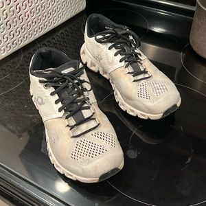 On cloud women’s shoes size 6.5